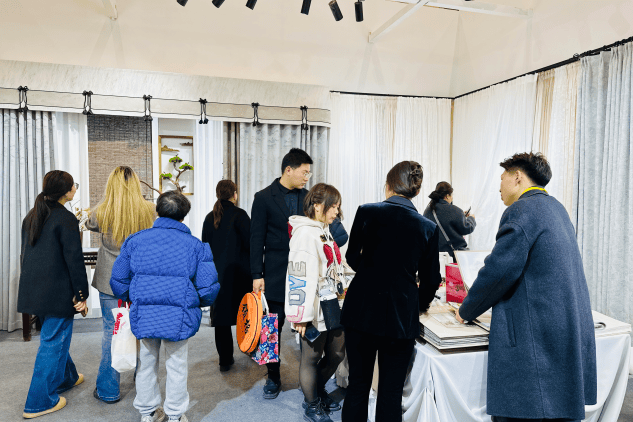 购齐柯桥窗帘展首日开启时尚新风！龙8国际龙8网站花式上新、一站式(图1)
