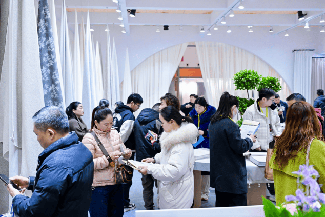 购齐柯桥窗帘展首日开启时尚新风！龙8国际龙8网站花式上新、一站式(图5)