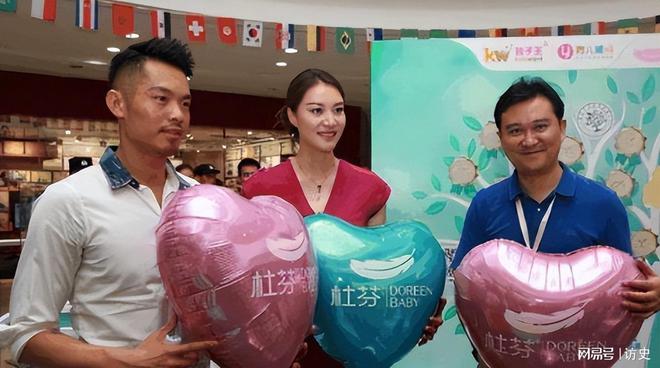 ”身败名裂选择原谅他的谢杏芳现怎样了龙8头号玩家2016年林丹“忘拉窗帘(图20)